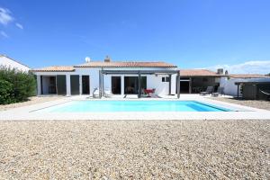 203 Lenvironnementale Villa with pool