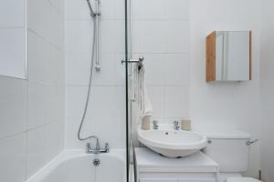 3 bed, 2 bath with terrace & local entertainment