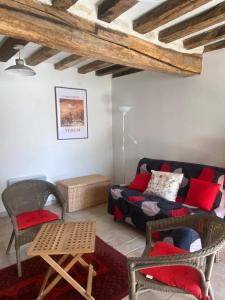 Maisons de vacances L'Atelier de Pierre 1-Bed Cottage in Pousseaux : photos des chambres