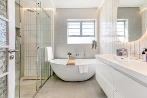 Lisburn On Clifton Beach House - Modern with views