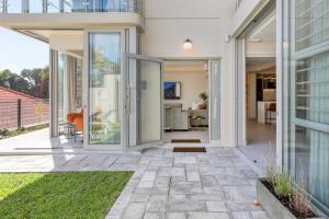 Lisburn On Clifton Beach House - Modern with views