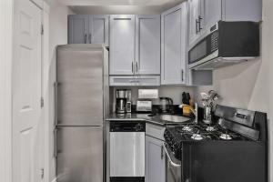 Sleek Manhattan Pad in Prime Location