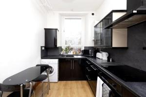 JOIVY 3 bed flat in Old town, close to Grassmarket