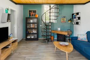 La Posta Di Cadimare - Chill in the Mezzanine Bedroom at a Former Post Office