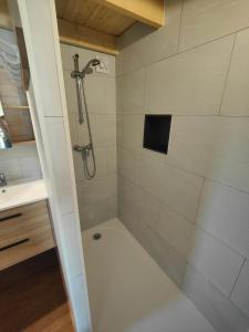 Chalets Tiny House Le Petit Nid du Pre : photos des chambres