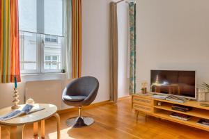 Virginie F2 central et agréable avec parking !