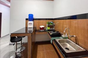 RedDoorz at Mbak Tinem Near Bandara Lubuk Linggau