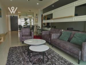 2BR Modern Stay at DEsplanade Residence above KSL Mall