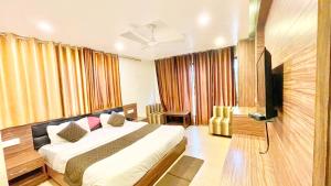 LUXUARY STAY # SAV-OY Mussoorie,Near MALL ROAD, FAMILY HOTEL Restaurant-LIFT And Private Parking Facilities-A Top Rated Three Star Hotel IN MUSSOORIE