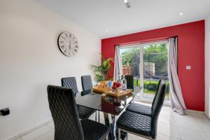 Elegant 5 Bed Home with Garden & Parking - Slough