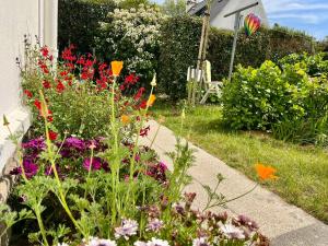 Détente fleurie tout près du sentier côtier