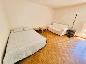 Huge Charming City Center Apartments with Balcony & Garden View RIGI