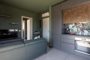 Design apartment with parking and city view from the balcony 2kilom station to 5 Terre easy parking easy seat