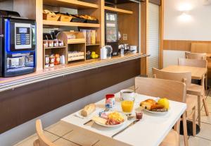 Hotels B&B HOTEL Pezenas : photos des chambres