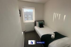 Modern 3-Bed By Avalora Short Lets & Serviced Accommodation Near Manchester Airport With Parking, Ideal for Long Stays