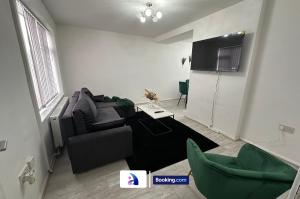 Modern 3-Bed By Avalora Short Lets & Serviced Accommodation Near Manchester Airport With Parking, Ideal for Long Stays