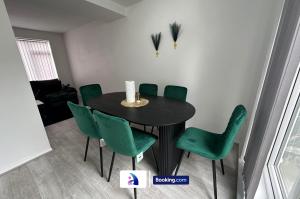 Modern 3-Bed By Avalora Short Lets & Serviced Accommodation Near Manchester Airport With Parking, Ideal for Long Stays