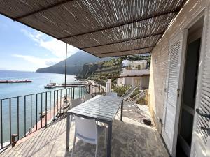 Casa Uva, sul porto di Malfa