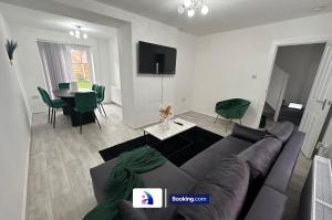Modern 3-Bed By Avalora Short Lets & Serviced Accommodation Near Manchester Airport With Parking, Ideal for Long Stays
