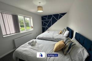 Modern 3-Bed By Avalora Short Lets & Serviced Accommodation Near Manchester Airport With Parking, Ideal for Long Stays