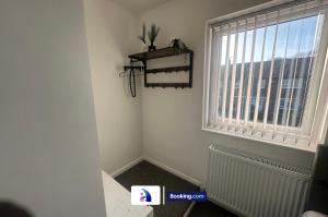 Modern 3-Bed By Avalora Short Lets & Serviced Accommodation Near Manchester Airport With Parking, Ideal for Long Stays
