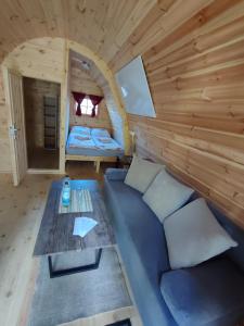 Minihotel "Hobbit Town" am See an der Mecklenburger Seenplatte, Schlaffass