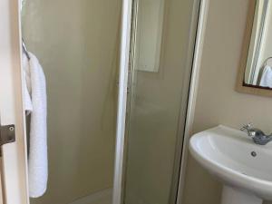 Caravan near to Newquay sleeps up to 6 guests