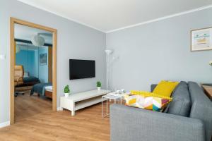 Bright Apartment Robocza in Wilda with Parking by Noclegi Renters