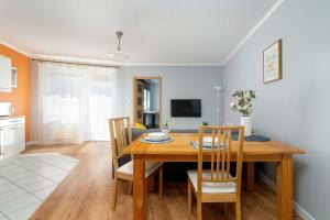 Bright Apartment Robocza in Wilda with Parking by Noclegi Renters