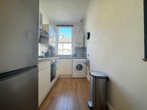 Light-Filled 2BD Flat Minutes to Clapham Station