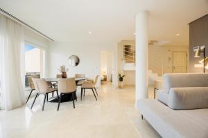 Penthouse with sea views in Nueva Andalucia