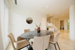 Penthouse with sea views in Nueva Andalucia