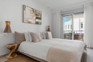 Oceana Breeze Apartment with Pool View