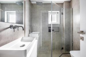 Modern Two-Bedroom Haven near Paleo Faliro Beach