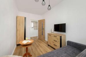 Wąska Bright Apartment with Balcony by Noclegi Renters