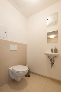 Between Old Danube and Danube Center - new, quiet and modern