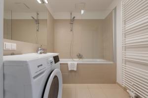 Between Old Danube and Danube Center - new, quiet and modern