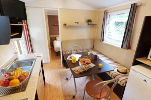 Campings Camping 3 etoiles - Piscine - efc0ab : photos des chambres