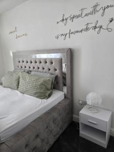 Luxury stylish Charming City Apartment with Private Entrance in Wolverhampton