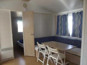 Campings Camping 3 etoiles - Piscine - ccafbhe : Mobile Home 12