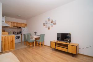Spacious 2BD Apartment - Walk to City Center and free Parking by Flat Mаnager