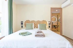 Double Room with Terrace room in Hostal LIWI