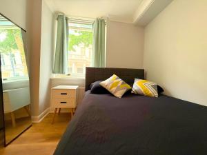 Kensington Hyde Park sleeps 10 people High Ceilings
