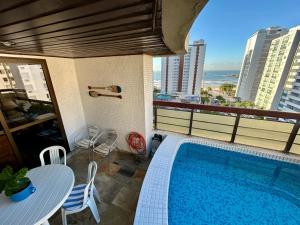 Apartamento Luxo Guarujá completo com piscina e churrasqueira na varanda