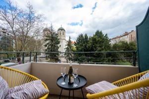 Luminous 2BDR with Balcony & View in the center