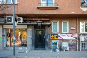 Luminous 2BDR with Balcony & View in the center