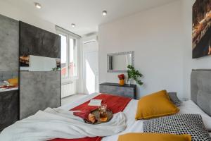 tHE Milanese Glow - Bocconi Prada IEO Area