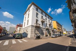 tHE Milanese Glow - Bocconi Prada IEO Area