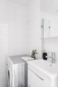 Modern & Renovated 1BR Apt in City Center