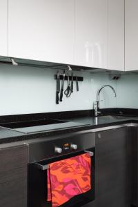 Modern & Renovated 1BR Apt in City Center